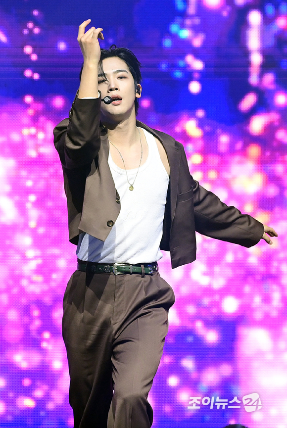 그룹 위아이 김요한이 29일 오후 서울 광진구 예스24라이브홀에서 열린 위아이(WEi) 여덟 번째 미니앨범 '원더랜드' 발매 기념 쇼케이스에 참석해 타이틀곡 '홈' 무대를 선보이고 있다. [사진=정소희 기자]