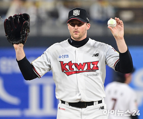 31일 오후 경기도 수원 KT위즈파크에서 '2023 KBO 포스트시즌 플레이오프' 2차전 KT 위즈와 NC 다이노스의 경기가 열렸다. KT 선발투수 벤자민이 경기에 임하고 있다. [사진=정소희 기자]