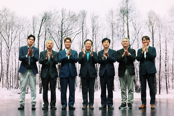 30일 경기도 파주 CJ ENM 스튜디오센터에서 (왼쪽부터) 방준식 CJ 4DPLEX 대표, 홍성국 국정기획위원회 경제1분과 위원, 허민회 CJ 경영지원 대표, 정태호 국정기획위원회 경제1분과장, 오기형 국정기획위원회 경제1분과 위원, 이종욱 국정기획위원회 경제1분과 위원, 윤상현 CJ ENM 대표가 기념촬영을 하고 있다. [사진=CJ ENM]