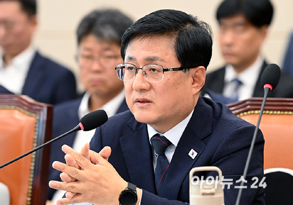 김성환 기후에너지환경부장관이 6일 서울 여의도 국회에서 열린 기후에너지환경노동위원회 국정감사에서 의원 질의에 답변하고 있다. [사진=곽영래 기자]