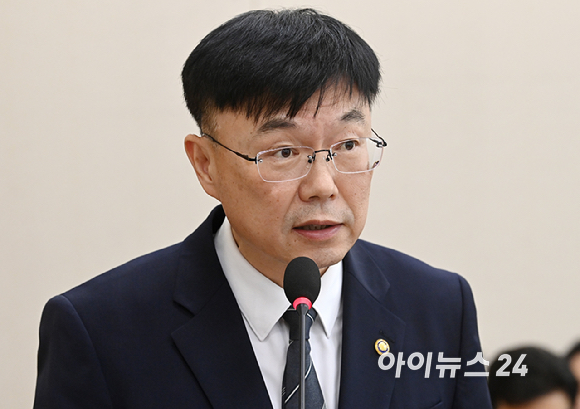 안형준 국가데이터처장이 7일 서울 여의도 국회에서 열린 재정경제기획위원회의에서 업무보고를 하고 있다. [사진=곽영래 기자]