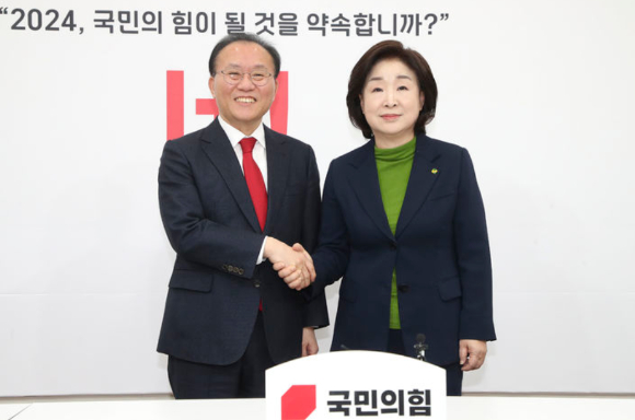 윤재옥 국민의힘 원내대표(왼쪽)와 심상정 녹색정의당 원내대표가 28일 오전 서울 여의도 국회에서 악수하고 있다. (사진=국민의힘 제공) [사진=뉴시스]