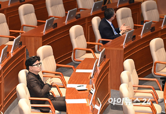 한동훈 무소속 의원과 정성호 법무부 장관이 30일 서울 여의도 국회에서 열린 본회의에서 주호영 국민의힘 의원의 형사소송법 일부개정법률안(대안)에 대해 무제한토론(필리버스터)를 경청하고 있다. [사진=곽영래 기자]