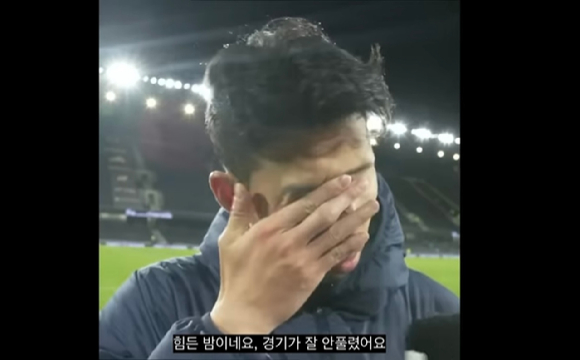 손흥민(토트넘)이 16일(현지시각) 풀럼과의 원정경기 참패 후 인터뷰를 진행할 때 붕대를 푼 손가락의 모습이 포착돼 눈길을 끈다. [사진=토트넘 홋스퍼 유튜브 캡처]