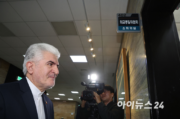 사이드 쿠제치 주한 이란 대사가 25일 오전 서울 여의도 국회에서 김석기 외교통일위원장 및 여야 간사들과 면담을 위해 이동하고 있다. [사진=정소희 기자]
