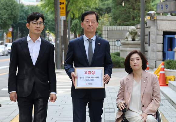 더불어민주당 이성윤 법률위원장(가운데), 김동아 허위조작감시단장(오른쪽), 이재강 의원(왼쪽)이 26일 서울경찰청에서 국민의힘 나경원 의원을 허위 사실 적시에 의한 명예훼손 혐의로 고발하기에 앞서 입장을 밝히고 있다. 2025.9.26 [사진=연합뉴스]