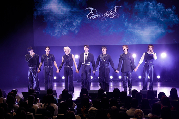 앰퍼샌드원이 일본 시부야구 문화종합센터 오와다 덴쇼홀에서 팬 콘서트 2026 AMPERS&ONE FAN-CON IN TOKYO(2026 앰퍼샌드원 팬-콘 인 도쿄)를 통해 팬들을 만나고 있다. [사진=FNC엔터테인먼트]