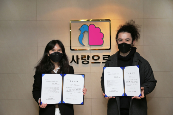 외국인 유학생들이 부영그룹 우정교육문화재단으로부터 장학 증서를 받았다. [사진=부영그룹]