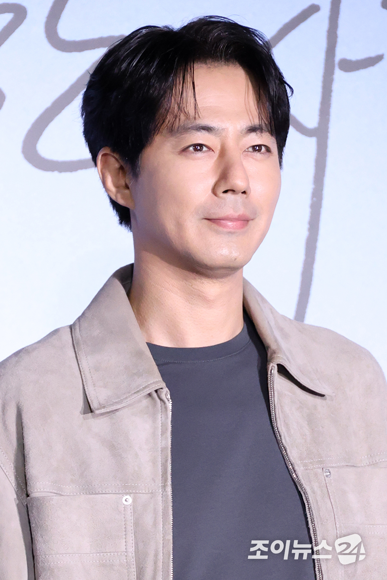 배우 조인성이 21일 서울 용산구 CGV용산아이파크몰점에서 진행된 넷플릭스 영화 '가능한 사랑'(감독 이창동) 언론시사회에 참석해 포즈를 취하고 있다. [사진=문수지 기자]