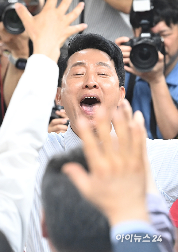 국민의힘 오세훈 서울시장 후보가 제9회 전국동시지방선거일 다음날인 4일 서울 종로구 대왕빌딩에 마련된 선거사무소에서 입장을 밝힌 뒤 기뻐하고 있다. [사진=곽영래 기자]