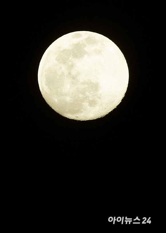 일 년 중 달이 가장 밝다는 정월대보름인 15일 오후 경기도 고양시 밤 하늘에 보름달이 떠 있다. [사진=정소희 기자]