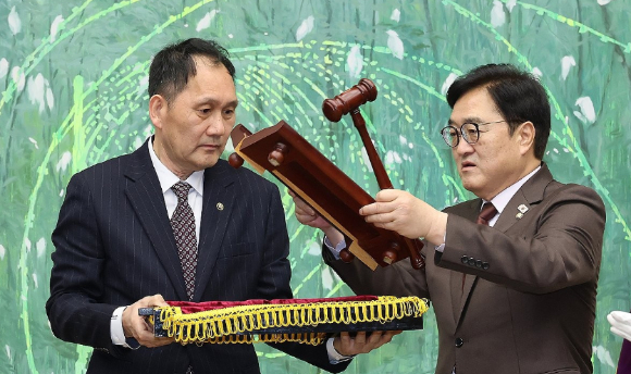 우원식 국회의장이 25일 국회 의장접견실에서 12&middot;3 비상계엄 해제와 관련자 탄핵소추 의결 당시 사용된 본회의장 의사봉과 의사봉판을 국회기록원 제1호 기록물로 기증하고 있다. [사진=연합뉴스]