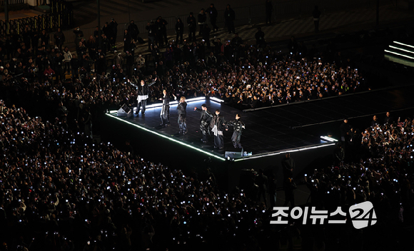 방탄소년단(BTS)이 21일 오후 서울 광화문 광장에서 정규 5집 '아리랑(ARIRANG)' 앨범 발매를 기념해 컴백 무대를 선보이고 있다. [사진=사진공동취재단]