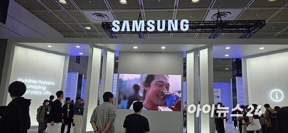 송재혁 삼성전자 최고기술책임자(CTO)가 22일 서울 강남구 코엑스에서 열린 반도체 대전 키노트 행사에서 기조 강연을 하고 있다. [사진=박지은 기자]