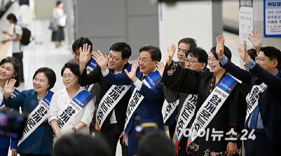조국혁신당 신장식 대표를 비롯한 당 지도부가 23일 서울 용산역에서 귀성 인사를 하고 있다. [사진=곽영래 기자]
