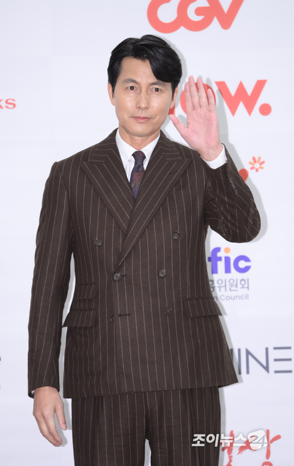 배우 정우성이 23일 오후 서울 여의도 중소기업중앙회 KBIZ홀에서 진행된 제42회 '한국영화평론가협회상'(영평상) 시상식에 남우주연상 수상자로 참석해 포즈를 취하고 있다. [사진=정소희 기자]