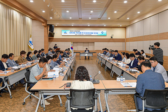 지난 20일 전라남도 여수시에서 개최된 섬박람회 연계사업 추진 상황 점검 보고회에서 군 관계자들이 논의를 하고 있다. [사진=여수시]