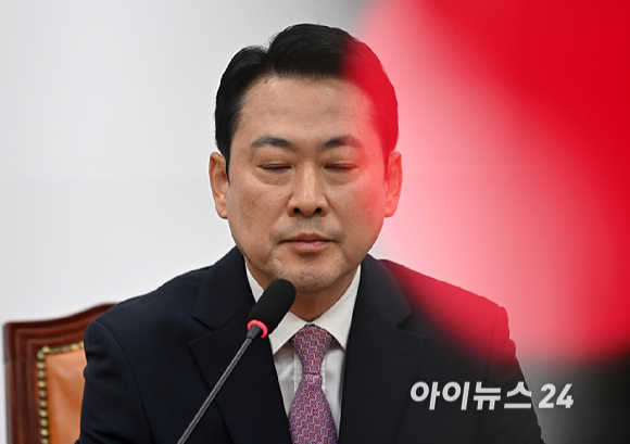 장동혁 국민의힘 대표가 24일 서울 여의도 국회에서 열린 현안 관련 브리핑을 마친 뒤 취재진의 질문에 답변하고 있다. [사진=곽영래 기자]