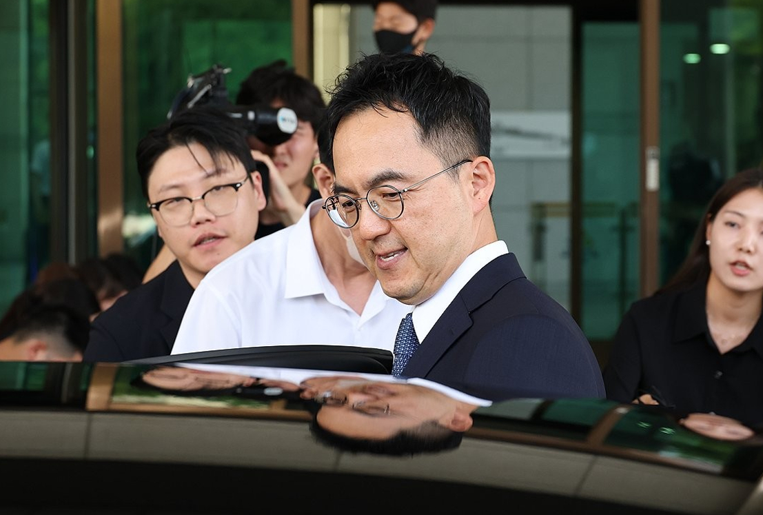 검사의 직접, 보완 수사 권한을 전면 폐지하는 형사소송법 개정안이 국회 본회의를 통과한 31일 구자현 검찰총장 직무대행이 사의를 표명한 뒤 서초동 대검찰청을 떠나고 있다. 2026.7.31 [사진=연합뉴스]