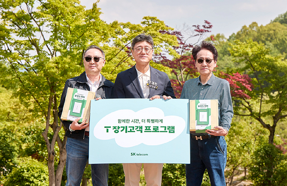 정재헌 SKT CEO(가운데)가 SKT와 40년 이상 함께한 김홍재님(왼쪽)과 고지홍님(오른쪽)에게 직접 준비한 선물세트를 전달하는 모습. [사진=SKT]