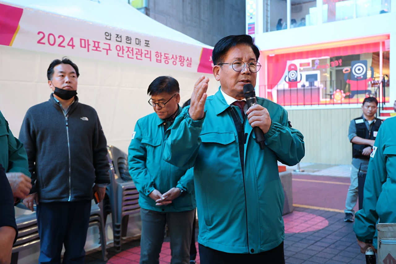 2024년 10월 핼러윈 기간 안전관리에 나선 박강수 구청장이 현장 합동상황실에서 발언하고 있다. [사진=마포구]