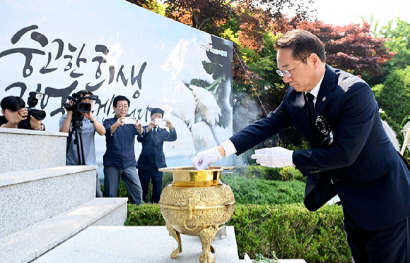 유정복 인천시장이 지난해 제69주년 현충일 추념식에서 헌화 분향을 하고 있다. [사진=인천시]