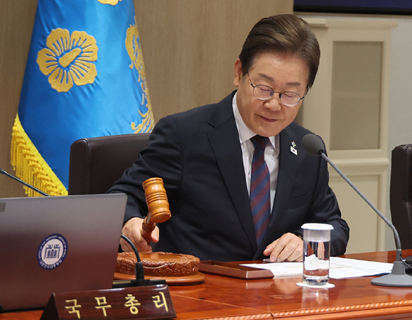 이재명 대통령이 지난 10일 서울 용산 대통령실에서 국무회의를 주재하며 의사봉을 두드리고 있다. 2025.6.10 [사진=연합뉴스]
