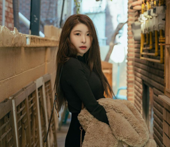 송리나 런던대 교수가 자신의 화보가 선정적이라는 이유로 전 남편이 제기한 친권 및 양육권 변경 청구 소송에 대해 "아이에게 가장 중요한 건 엄마의 존재와 관심"이라며 자신의 활동에 대한 떳떳하다는 입장을 밝혔다. [사진=송리나 교수 인스타그램]