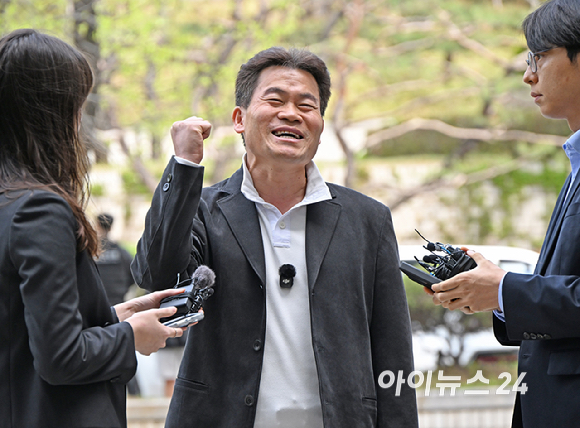 한국사 강사 출신 유튜버 전한길 씨가 16일 서울 서초구 서울중앙지방법원에서 열린 영장실질심사(구속 전 피의자 심문)에 출석하고 있다. [사진=사진공동취재단]