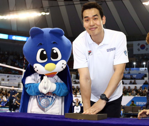 고희진 삼성화재 감독이 지난 29일 열린 대한항공과 원정 경기 도중 선수들의 플레이를 지켜보고있다. [사진=발리볼코리아닷컴]