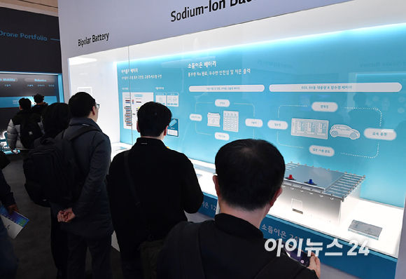 11일 서울 강남구 코엑스에서 열린 '인터배터리 2026'에서 참석자들이 LG에너지솔루션 전시장을 둘러보고 있다. [사진=곽영래 기자]