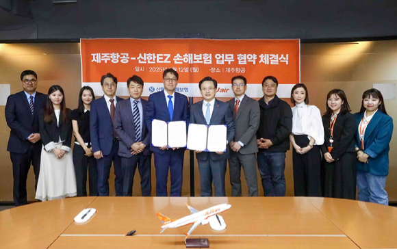 김이배 제주항공 대표이사(사진 오른쪽에서 여섯번째)와 강병관 신한EZ손해보험 대표이사(사진 오른쪽에서 일곱번째)가 12일 오후 서울 강서구에 위치한 제주항공 서울지사에서 상호 협력을 위한 업무협약을 체결한 뒤 임직원들과 함께 기념촬영을 하고 있다. [사진=제주항공]