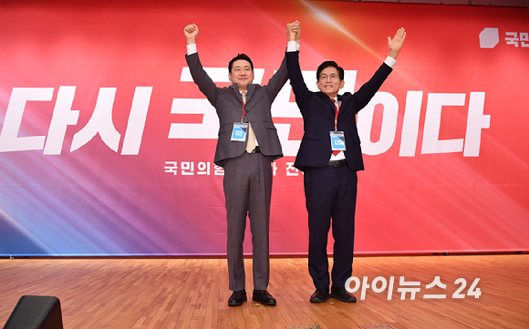 국민의힘 장동혁, 김문수 당 대표 후보가 26일 오전 서울 여의도 국회 도서관에서 열린 제6차 전당대회 결선에서 기념촬영을 하고 있다. [사진=곽영래 기자]