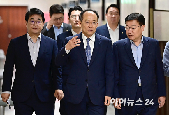 추경호 국민의힘 원내대표와 정점식 정책위의장, 배준영 원내수석부대표 등 지도부가 16일 오전 서울 여의도 국회에서 열린 원내대책회의에 참석하고 있다. [사진=곽영래 기자]