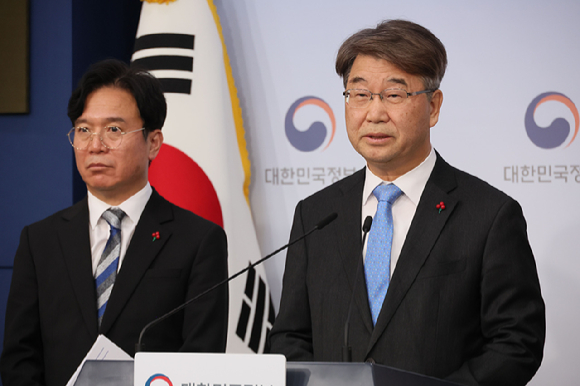 김지형 경제사회노동위원장이 13일 서울 종로구 정부서울청사 별관에서 열린 고용노동부&middot;경제사회노동위원회&middot;중앙노동위원회 정책간담회 사후 브리핑에서 발언하고 있다. 왼쪽은 김영훈 고용노동부 장관. 2026.1.13 [사진=연합뉴스]