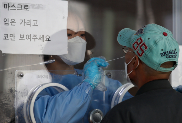 서울 중구 서울역광장에 설치된 임시선별검사소를 찾은 시민들이 코로나19 검사를 받고 있다. [사진=뉴시스]