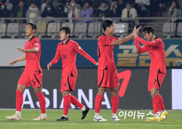 하나은행 초청 축구국가대표팀 대한민국과 아이슬란드의 친선경기가 11일 오후 경기 화성종합운동장에서 펼쳐졌다. 전반 한국 송민규가 선제골을 넣고 동료들과 기쁨을 나누고 있다. [사진=정소희 기자]