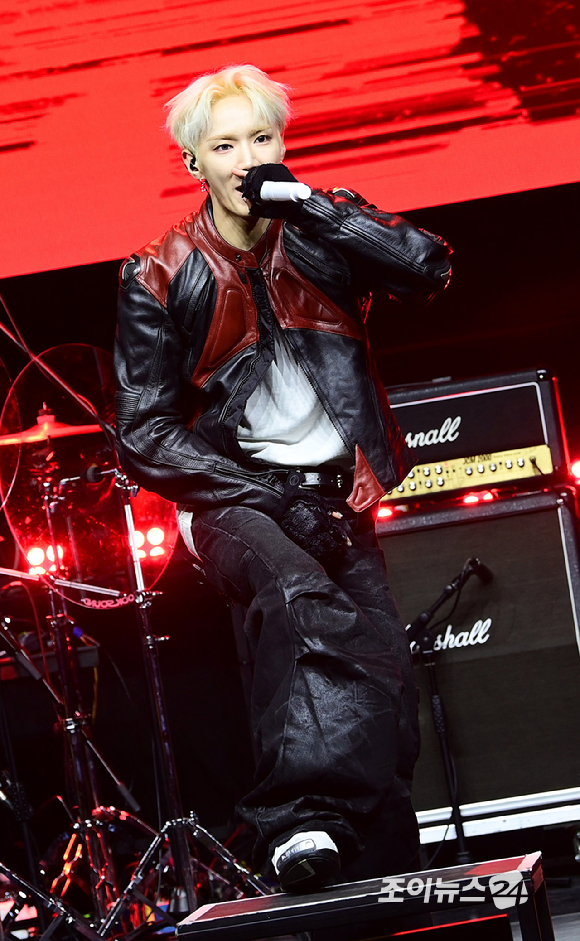 밴드 에이엠피 하유준이 21일 오후 서울 서대문구 예스24 원더로크홀에서 열린 AxMxP(에이엠피) 첫 번째 미니앨범 'Amplify My Way'(앰플리파이 마이 웨이) 프레스 쇼케이스에서 타이틀곡 '패스' 무대를 선보이고 있다. [사진=정소희 기자]