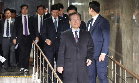 더불어민주당 이재명 대표와 박찬대 원내대표 등 의원들이 윤석열 대통령의 석방이 알려진 7일 서울 여의도 국회에서 열린 긴급 의원총회에 참석하고 있다. 2025.3.7 [사진=연합뉴스]