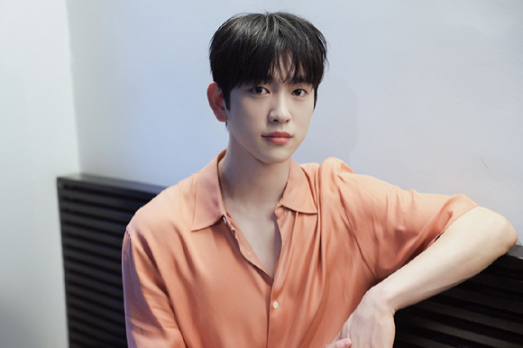갓세븐 멤버이자 배우 박진영이 tvN 토일드라마 '미지의 서울' 인터뷰에 앞서 포즈를 취하고 있다. [사진=BH엔터테인먼트]