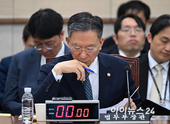 정성호 법무부 장관이 27일 국회에서 열린 법제사법위원회 전체회의에서 자료를 살펴보고 있다. [사진=곽영래 기자]