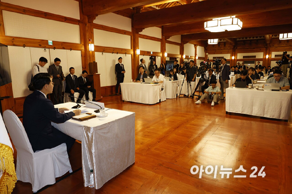 조정식 국회의장이 28일 오전 국회 사랑재에서 하반기 국회의장 취임 이후 처음으로 열린 기자간담회에서 모두발언을 하고 있다. [사진=국회사진기자단 ]