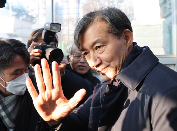 이재명 대통령이 11일 서울 용산 대통령실 청사에서 열린 임시 국무회의에서 의안 심의에 앞서 자료를 살피고 있다. 2025.8.11 [사진=연합뉴스]
