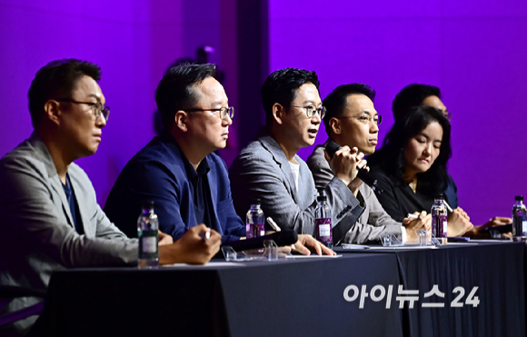 배경훈 LG AI연구원장이 19일 오전 서울 강서구 마곡 LG사이언스파크에서 열린 'LG AI 토크콘서트 2023&rsquo;에서 초대형 AI '엑사원 2.0&rsquo; 관련 질문에 답변하고 있다. [사진=곽영래 기자]