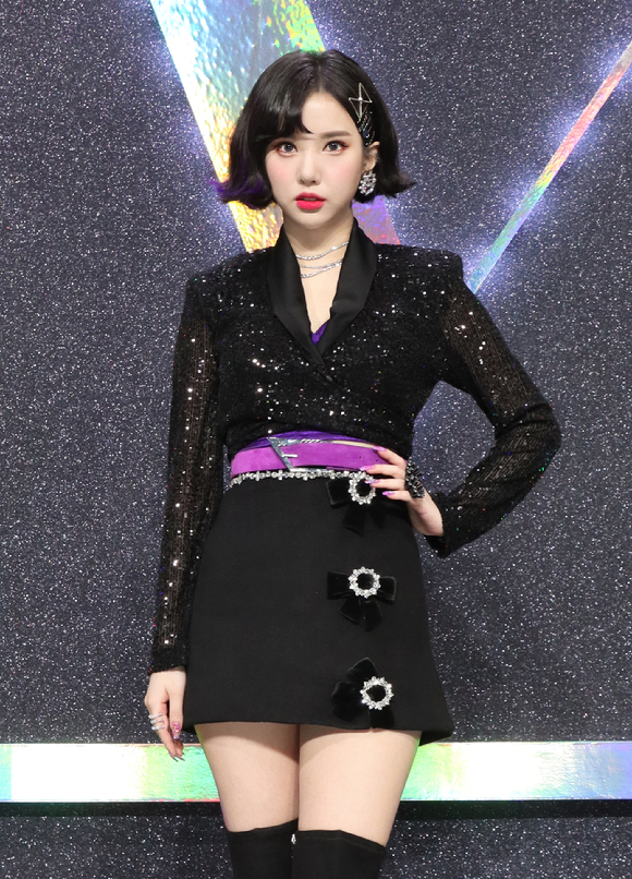 그룹 비비지(VIVIZ)가 9일 온라인으로 진행된 첫 미니앨범 'Beam Of Prism' 발매 기념 쇼케이스에 참석해 포즈를 취하고 있다. [사진=빅플래닛메이드]