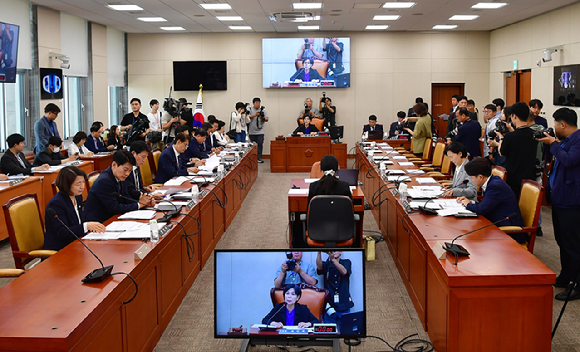 최민희 국회 과방위원장이 지난 18일 오전 서울 여의도 국회에서 열린 과학기술정보방송통신위원회 전체회의에서 의사봉을 두드리고 있다. 이날 국민의힘 의원들은 위원회에 불참했다. [사진=곽영래 기자]