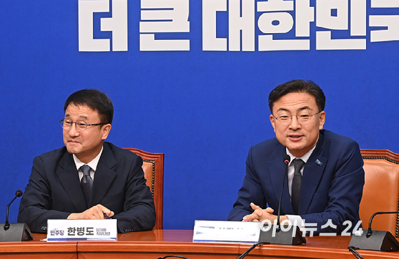 신장식 조국혁신당 신임 당대표가 28일 서울 여의도 국회에서 한병도 더불어민주당 당대표 직무대행 겸 원내대표를 예방해 대화를 하고 있다. [사진=곽영래 기자]