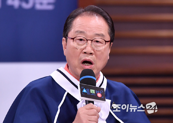 방송인 이상벽이 24일 오후 서울 상암동 MBC에서 열린 새 예능 '세모방:세상의 모든 방송' 제작발표회에 참석해 인사말을 하고 있다. [사진=조성우 기자]