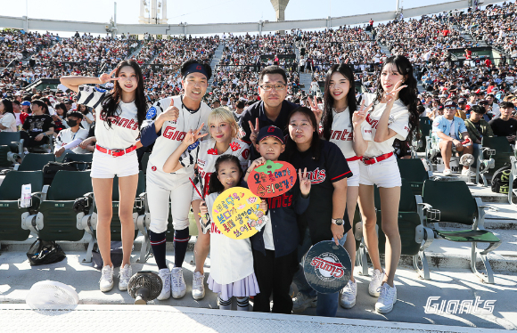 조지훈 롯데 자이언츠 응원단장과 치어리더팀이 1일 사직구장을 찾은 가족 팬들과 함께 1루 응원단상에서 기념촬영하고 있다. [사진=롯데 자이언츠]