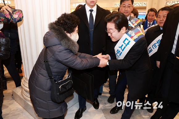 이재명 더불어민주당 대표가 24일 오전 서울 서초구 반포동 고속터미널에서 설귀성객들에게 인사하고 있다. [사진=곽영래 기자]
